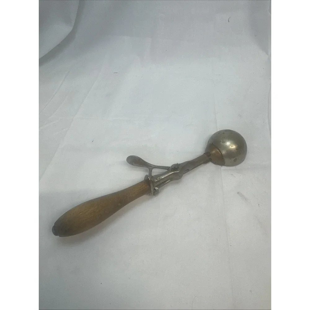 Gilchrist No. 31 Size 12 Ice Cream Scoop Vintage Wood Handle Lever 10-1/2